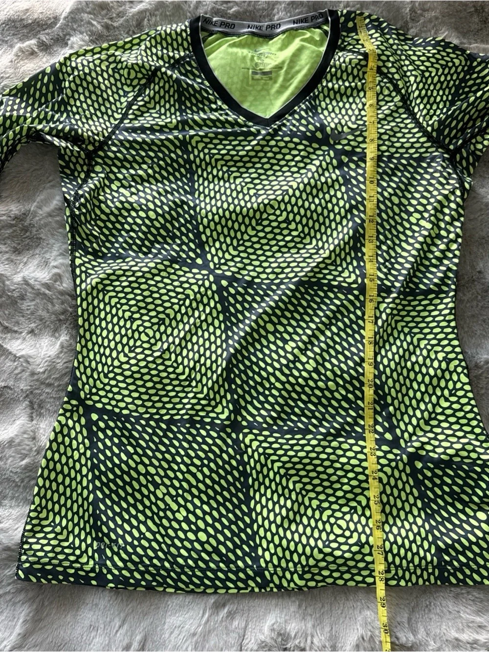 Nike Pro Fitted Long Sleeve Shirt V-Neck Geometric Green Womens Size XL-0464